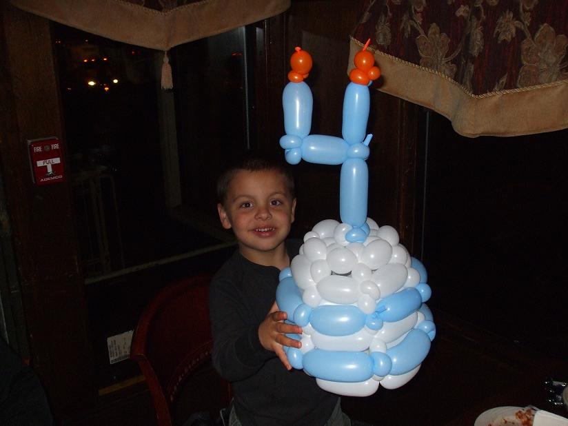 Animal balloon birthday cake, world-class Balloon making, hire Animal Balloonist for children's parties