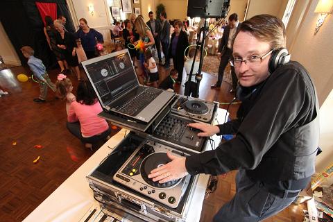 DJ Greg- high end special events DJ, great for Sweet 16s, Weddings, Bar or Bat Mitzvahs, Quinceneros, Family and Kids Dance Parties in New Jersey, special effects lighting and more